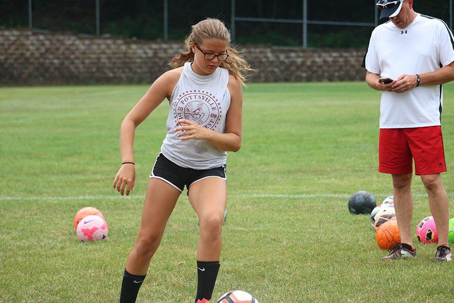 Freshmen Alexis Wade practices against her teammates with a soccer ball. This was her first year playing soccer in the high school. “Playing at a high school level is harder. Everyone has their bad days, but you cannot just give up. You have to keep pushing to get better and want to become a better player,” Wade said.
