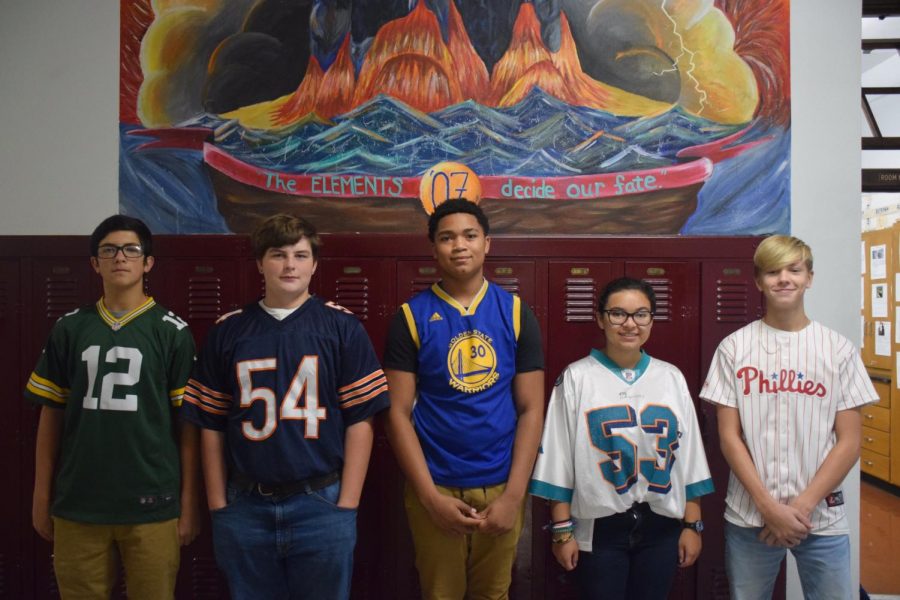 Students participating in Red Ribbon week stand underneath the 2017 class mural. PAHS allowed students to wear their favorite team jersey or t-shirt on this day. Freshman Mason Major said, “I grew up a Bears fan and the reason I wore that specific jersey is because I’m inspired by players on the Bears team.”