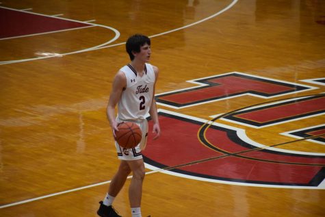Senior Mason Barnes dribbles down the court looking to move the ball for a basket. Barnes has played varsity since his freshman year. Barnes said, “Im just trying to show these guys what we need to do to get this team back on the right foot.”
