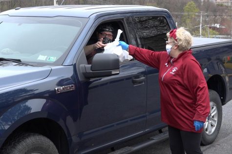 Mrs. Kim Rismiller handing out lunches.