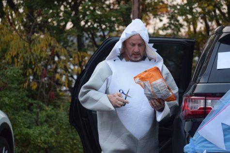 On Monday, October 24th trunk or treat was held at DHHL’s cafeteria parking lot. Mr. Portland is dressed up as a shark and preparing to give out candy to students and other kids.