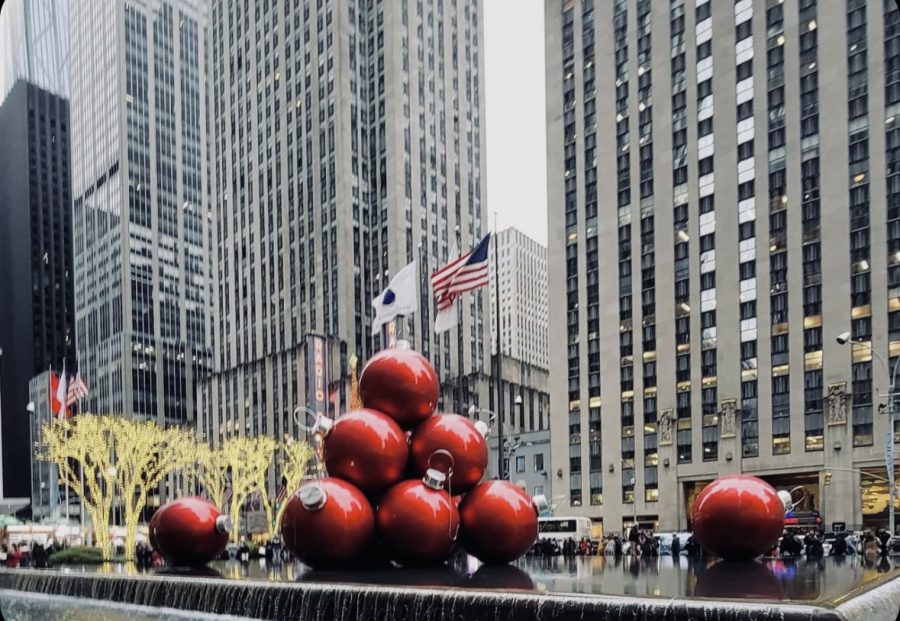 Giant+red+ornaments+are+decorated+across+from+Radio+City+on+6th+Avenue.+Nick+Sukenna+spends+his+Christmas+Day+exploring+the+Big+Apple.