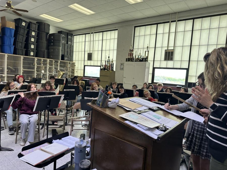 Mrs. Katelynn Reichard directs the band in their warmups as they get ready to clean-up some songs. “Playing music was my favorite part of the day in middle school and that hasn’t changed now in high school,” Freshman Ava Orlowsky said. 