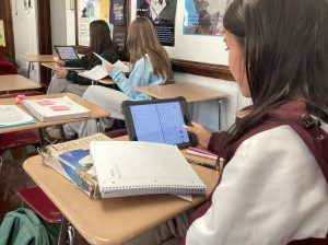 Students in Mr Smink’s American Lit class working on English work. “This class has taught me to be more independent with my studies and how important it is to always pay attention during lessons,” sophomore Anna Burke said. 
